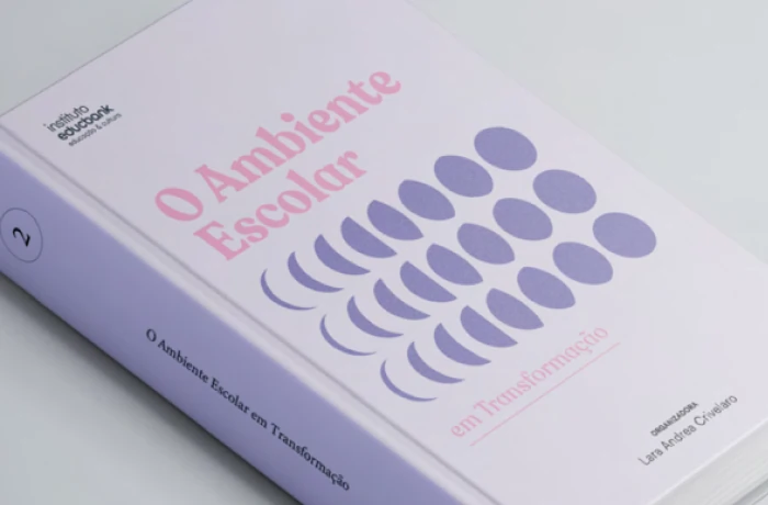 Livro em cima da mesa.