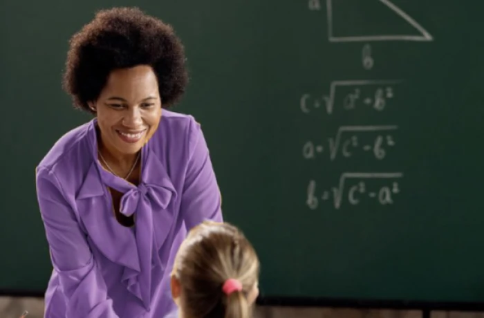 Professora e aluna em sala de aula.