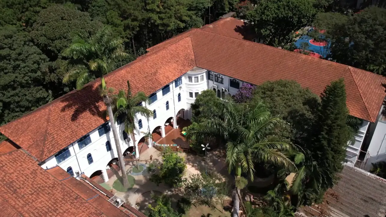 Foto de uma escola vista de cima.