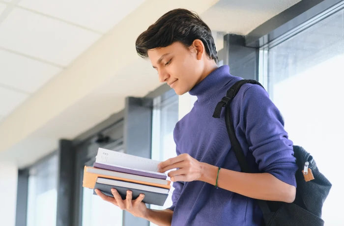 Estudante nos corredores de faculdade.