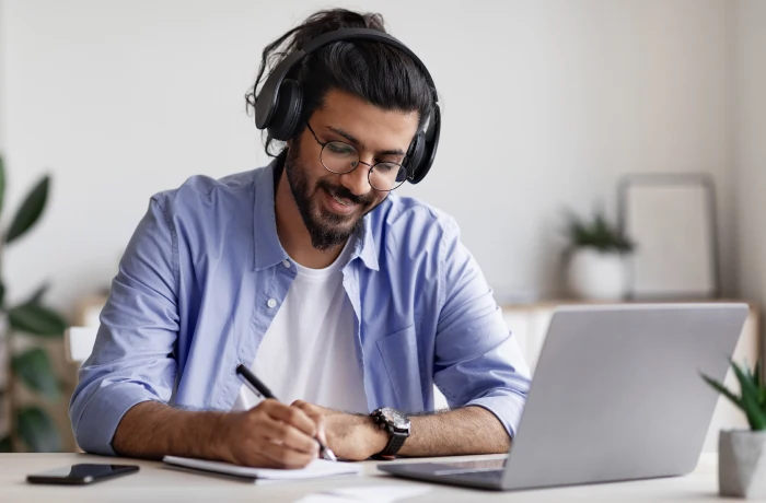 Homem fazendo aula online.