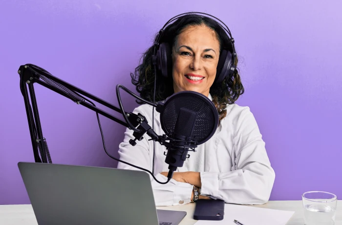 Mulher em frente ao aparato de transmissão de podcast.